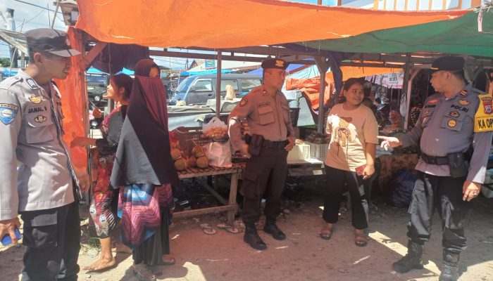 Polsek Tellu Limpoe Sidrap Lakukan Pemantauan Harga Sembako Jelang Idulfitri 1445 H / 2024 M di Pasar Rakyat Amparita