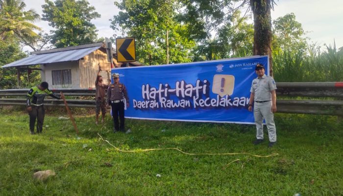 Jelang Lebaran, Sat Lantas Polres Sinjai Bersama Jasa Raharja Pasang Spanduk Imbauan di Titik Rawan Kecelakaan