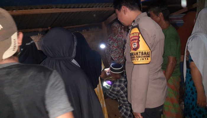 Bhabinkamtibmas Mendatangi Rumah Warga Yang Ditemukan Meninggal Dunia Di Kebun