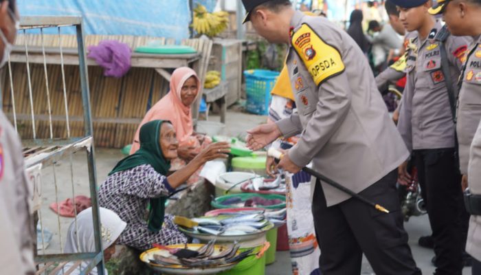 Kapolda Sulbar Cek Harga Bahan Pokok di Pasar Wonomulyo, Jelang Hari Raya Idul Fitri 1445 H