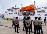 Pastikan Arus Mudik Aman, Personel Ops Ketupat Polres Majene Amankan Bongkar Muat Penumpang KM. Sabuk Nusantara 111