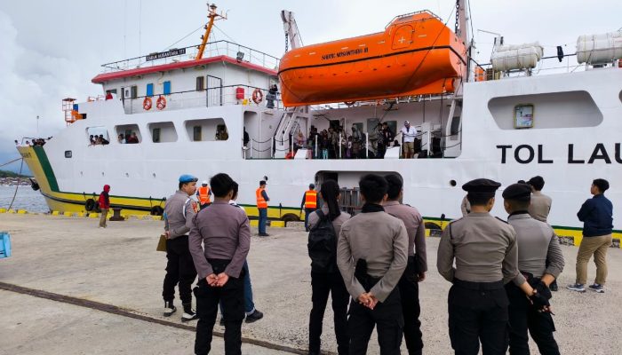 Pastikan Arus Mudik Aman, Personel Ops Ketupat Polres Majene Amankan Bongkar Muat Penumpang KM. Sabuk Nusantara 111