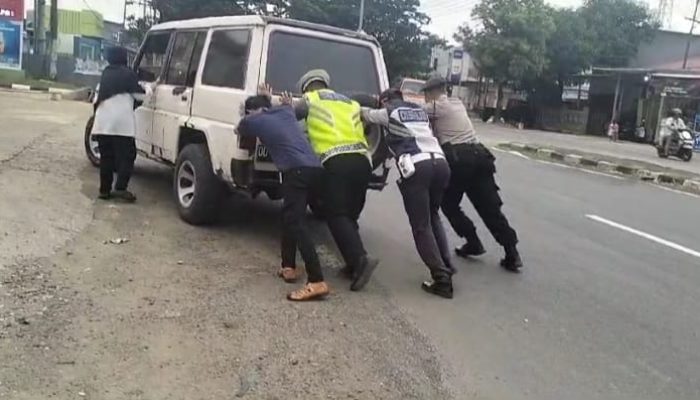 Aksi Heroik Petugas Pospam Tambua, Bantu Warga Dorong Mobil Mogok