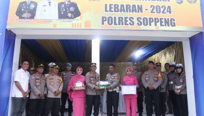 Kapolres Soppeng Bersama Ketua Bhayangkari Kunjungi Pos Pengamanan Lebaran