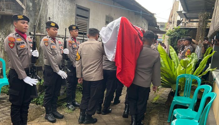 Kapolsek Somba Opu pimpin Upacara pemberangkatan jenasah kompol purn Yustiar