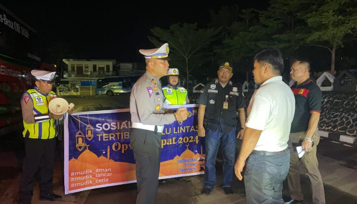 Hingga Malam Hari,Kasat Lantas Polres Parepare Terus Gencarkan Sosialisasi Waktu Kerja Mengemudi Kepada Sejumlah Supir