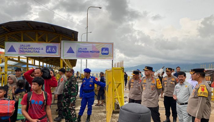 Kapolda Sulbar Pantau Arus Mudik di Pelabuhan Feri Mamuju