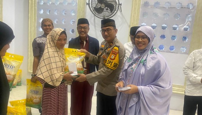Kapolsek Pitumpanua Serahkan Zakat Kepada 143 Mustahik Melaui Yayasan Masjid Jami’atul Khaeriyah
