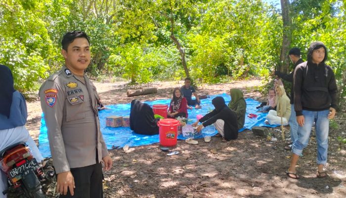 Polsek Tapalang Polresta Mamuju Gelar Pengamanan Ketat Di Objek Wisata Pantai Tanjung Ngalo