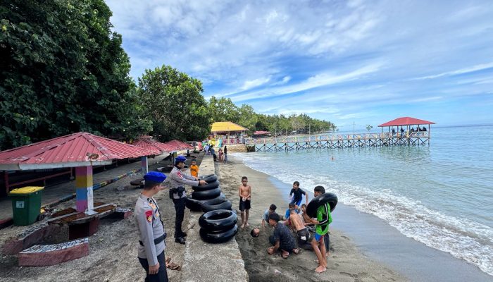 Personel Operasi Ketupat Marano Polda Sulbar Melaksanakan Pos PAM di Tempat Wisata, Pastikan Liburan Idul Fitri 1445 H Warga Berjalan Aman
