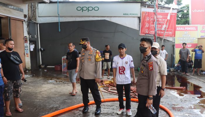 Kebakaran Gudang Penyimpanan Barang Campuran di Jalan Poros Malino, Water Canon Polres Gowa Turut Padamkan Api