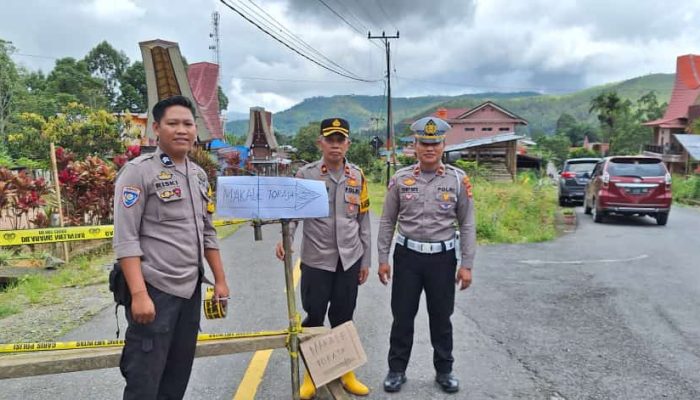 Polres Tator Rekayasa Lalin Akibat Longsor Tutup Jalan Dibittuang