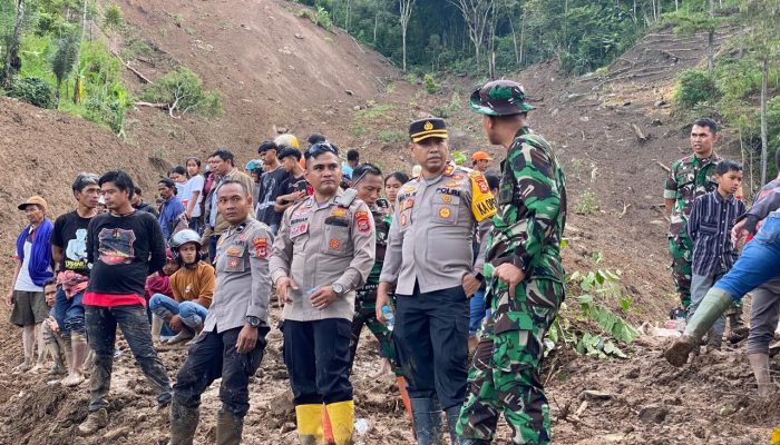 Kapolres Tana Toraja Bersama Dandim 1414/Tator Turun Langsung Evakuasi Korban Bencana Longsor