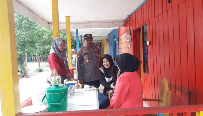 Petugas Pos Ops Ketupat Tapandulu Polresta Mamuju Berikan Layanan Kesehatan Gratis Di Tempat Wisata