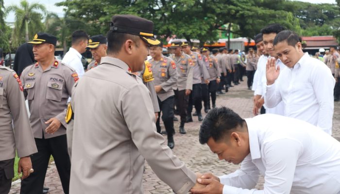 Kapolres Pinrang Pimpin Apel Pagi dan Halal Bihalal di Halaman Mako Polres Pinrang