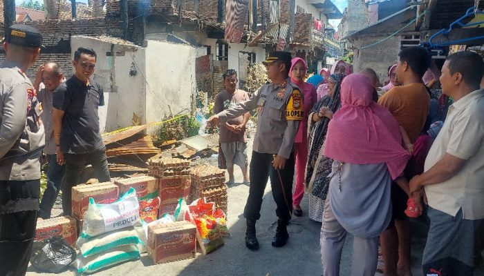 Kapolres Pinrang Berikan Bantuan Untuk Korban Kebakaran
