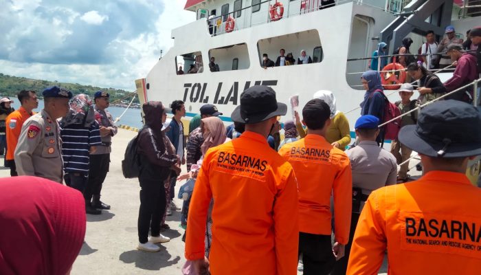 Pastikan Arus Mudik Aman, Personel Polair Polres Majene Amankan Pemberangkatan Penumpang KM. Sabuk Nusantara 93