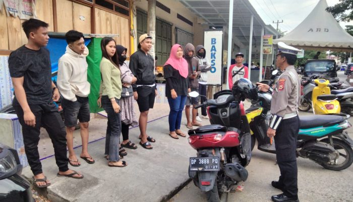 Personel Sat Lantas Polres Sidrap Gelar Gatur Lalu Lintas Sekaligus Beri Teguran ke Pengendara yang Tidak Pakai Helm