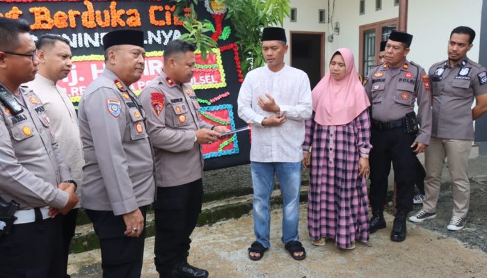 Perwakilan Polres Gowa Melayat ke Rumah Duka Ibunda Wakapolres di Luwu Utara