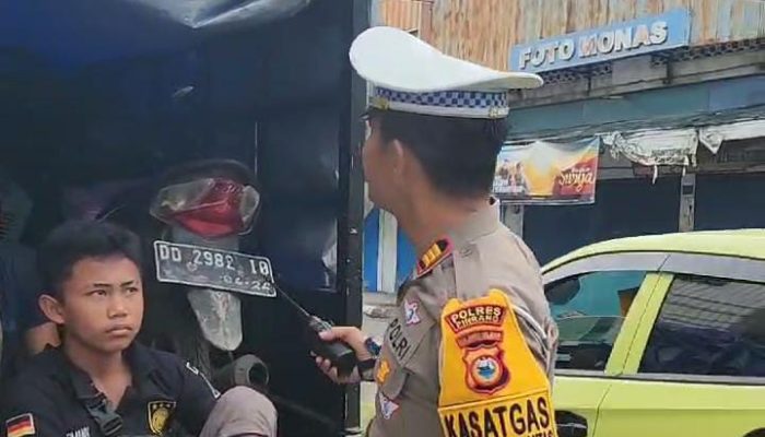 Dilarang! Kasat Lantas Polres Pinrang Tegur Sopir Mobil Pick Up Angkut Orang