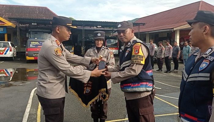 Penunjang Tugas, Kapolres Palopo Serahkan 23 Hp Ke Bhabinkamtibmas