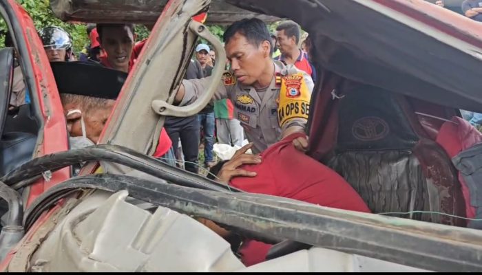 Kapolsek Watang Pulu Beraksi Heroik Selamatkan Korban Kecelakaan di Sidrap