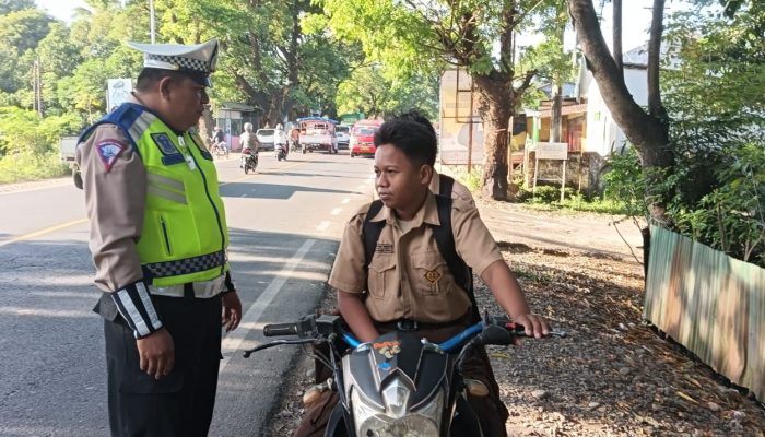Dengan Humanis, Personil Sat Lantas Polres Gowa Beri Teguran ke Pengendara Yang Melanggar