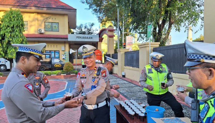 Untuk Tingkatkan Imunitas, Kasat Lantas Polres Maros Bagi Vitamin ke Personil