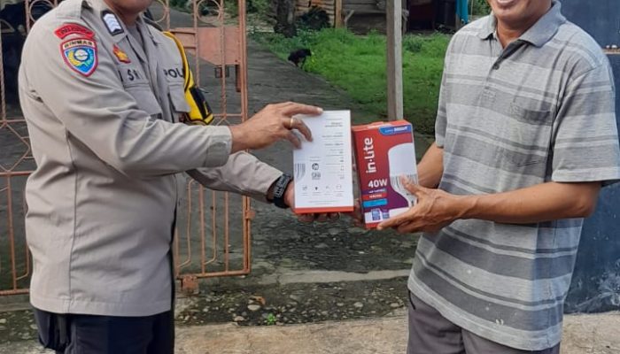 Menjawab Keluhan Masyarakat, Bhabinkamtibmas Polsek Wara Utara Polres Palopo Pasang Penerangan Jalan