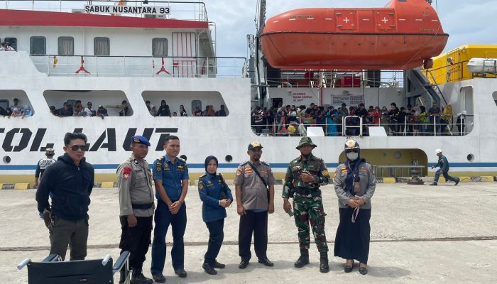 Personel Polair Polres Majene Amankan Pemberangkatan Penumpang KM. Sabuk Nusantara 93