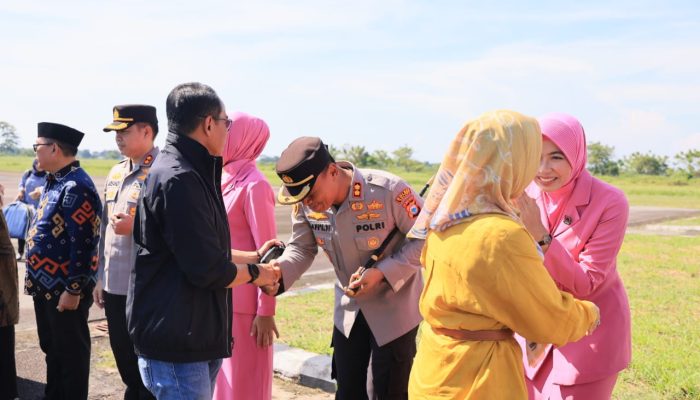 Hadiri HUT Luwu Utara, Kapolres Palopo Jemput Kapolda Sulsel