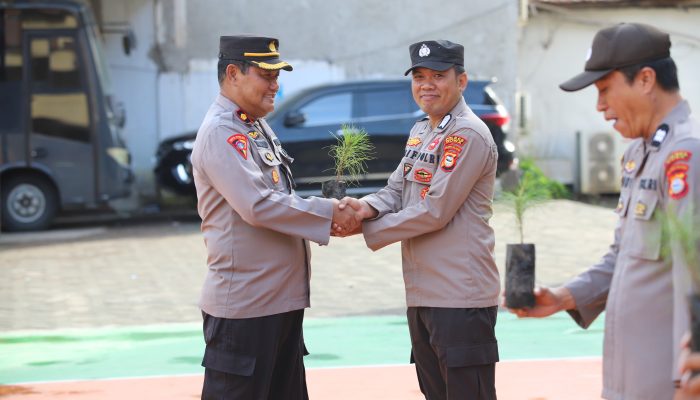 Wakapolres Gowa Bersama PJU Serahkan 500 Bibit Pohon Pinus untuk Penghijauan Dari Kapolda Sulsel