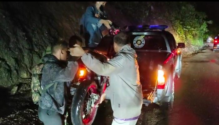 Polsek Mallawa Evakuasi Kendaraan Prajurit TNI Yang Alami Kerusakan
