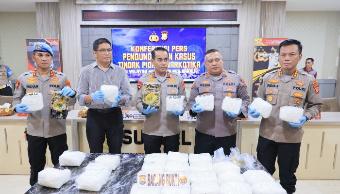 Kapolda Sulsel Pimpin Press Release Terkait Keberhasilan Satreskoba Polres Barru Ungkap 30 Kg Sabu