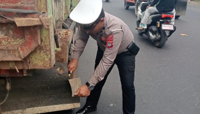 Gunakan Mudguard Tidak sesuai Aturan, Sat Lantas Polres Gowa Tertibkan Sejumlah Truk