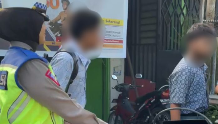 Personil Polwan Sat Lantas Polres Pinrang Edukasi Sejumlah Pelajar Yang Tidak Memakai Helm
