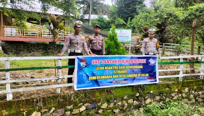 Antisipasi Kecelakaan Saat Mudik Lebaran, Sat Lantas Polres Sinjai Kembali Pasang Spanduk Imbauan di Titik Rawan Kecelakaan