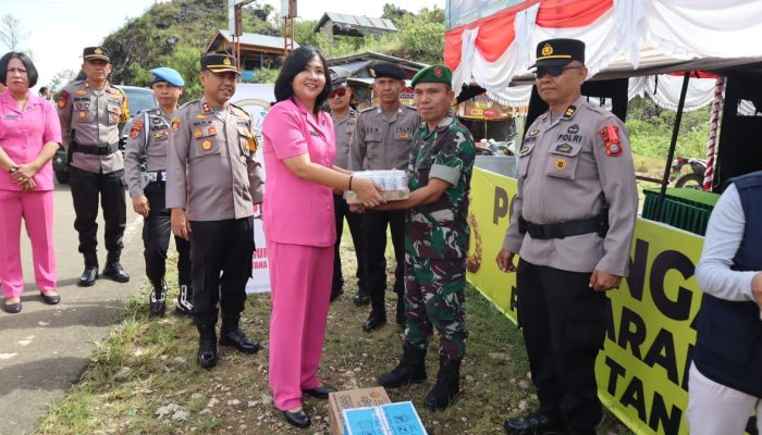 Kapolres Tana Toraja Bersama Ibu Ketua Bhayangkari Cabang Tana Toraja Kunjungi Pos Pengamanan Operasi 2024