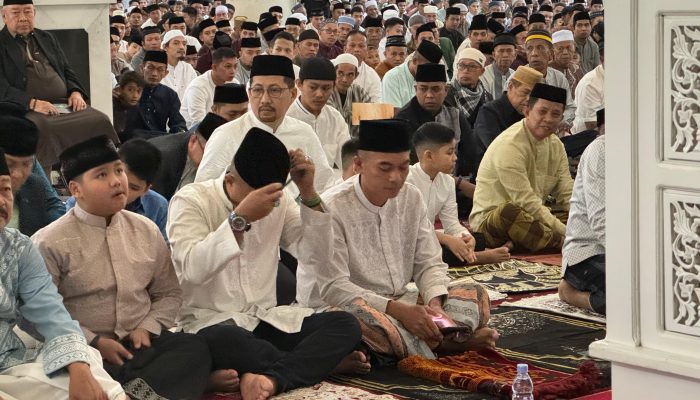 Wakapolres Gowa dan Pejabat Utama Hadiri Shalat Idul Fitri di Masjid Agung Syekh Yusuf