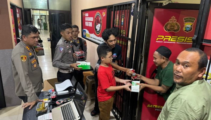 Kapolres Gowa Berbagi Makanan Kepada Tahanan saat Idul Fitri 1445 H/2024