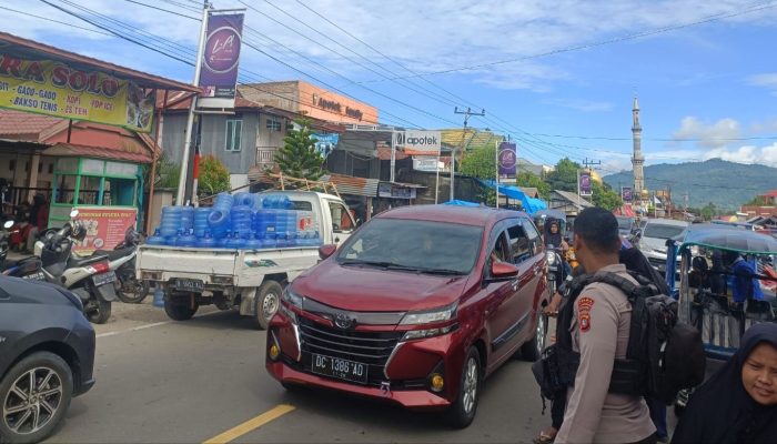 Poros Tapalang Macet, Polsek Tapalang Polresta Mamuju Kerahkan Personelnya Lakukan Pengaturan Lalu Lintas