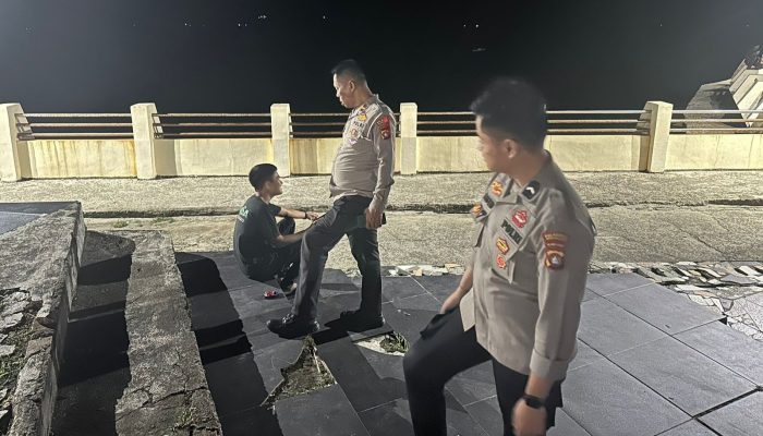 Petugas Pos Operasi Ketupat Polresta Mamuju, Saat Patroli Dapat Pasangan Remaja Pacaran Ditanggul Pantai