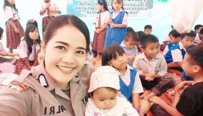 Begini Upaya Polwan Polres Tana Toraja Hilangkan Rasa Trauma Anak – Anak Korban Bencana Alam