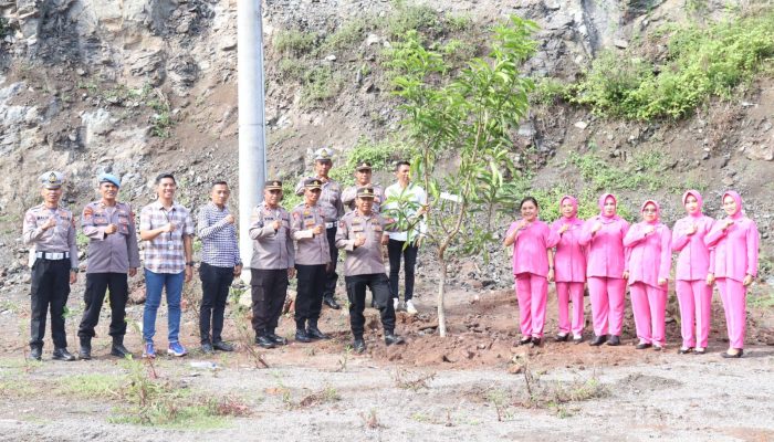 Polres Soppeng Bersama Bhayangkari Tanam Pohon Di Halaman Mapolres