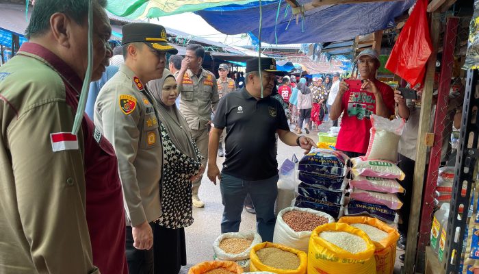 Kapolres Dampingi Pj. Bupati Luwu Sidak Pasar Sentral Belopa