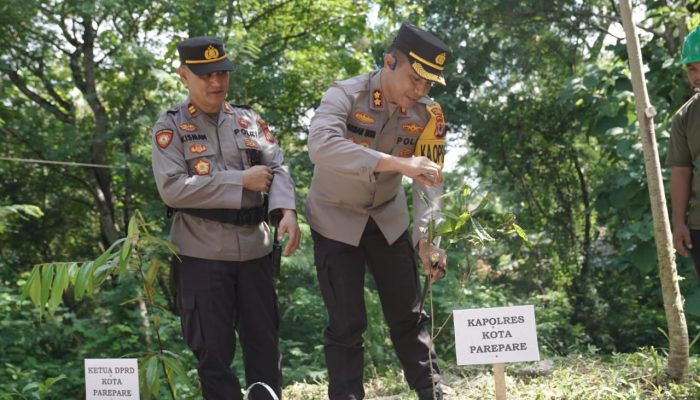 Peringati Hari Bumi ke-54, Polres Parepare Bersama Unsur Forkopimda Gelar Penanaman 2.500 Bibit Pohon Secara Serentak