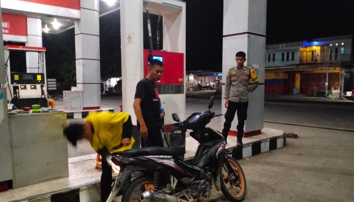 Menjaga Ketersediaan Stok BBM, personil Polsek Malunda laksanakan Patroli Ke SPBU Malunda.
