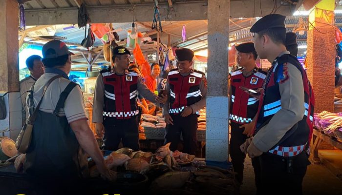 Hadirkan Rasa Aman, Sat Samapta Polres Toraja Utara Gelar Patroli Dialogis di 2 Pasar Tradisional