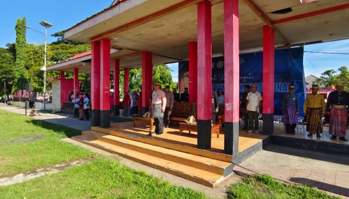 Bhabinkamtibmas Polsek Wonomulyo Berpartisipasi dalam Upacara Hari Dinas Pendidikan di Lapangan Alun-Alun Wonomulyo