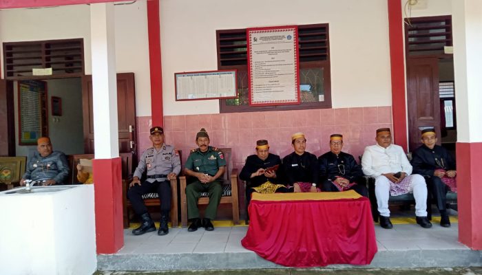 Kapolsek Malunda Hadiri Upacara Hari Pendidikan Nasional di SDN 09 Sasende